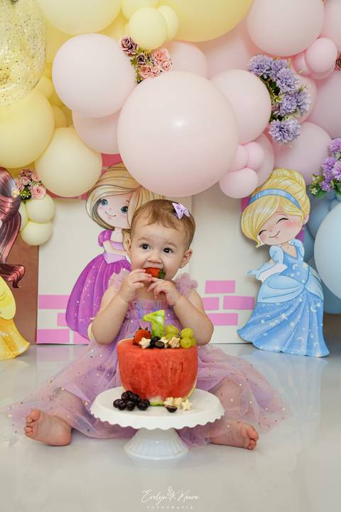 Ensaio de Acompanhamento de bebê. Evelyn Moura Fotografia. Fotógrafa em Niterói, Rio de Janeiro. Newborn. Festa infantil - Smash the cake - Smash the fruit - bebê - ensaio de 1 ano - viral - disney - festa de aniversário - princesas cute - mikey - princes'