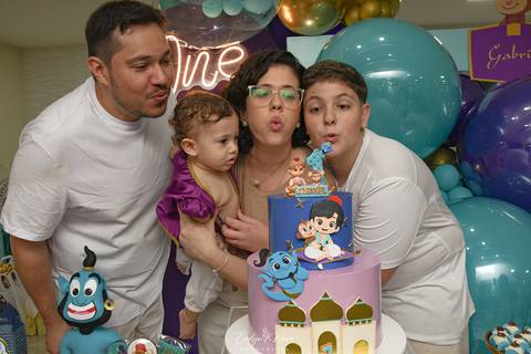 Festa Infantil - Evelyn Moura Fotografia - Fotografia em Niterói, Rio de Janeiro - casa de festa - decoração - decoração de festa - festa colorida- docinhos - bolo - criança - crianças - festa linda - tema aladdin - disney  - casa de festa '