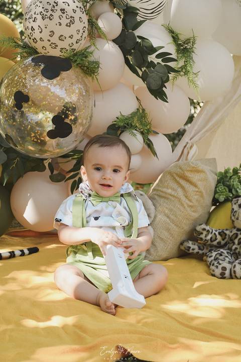 Ensaio de Acompanhamento de bebê. Evelyn Moura Fotografia. Fotógrafa em Niterói, Rio de Janeiro. Newborn. Festa infantil - Smash the cake - Smash the fruit - bebê - ensaio de 1 ano - viral - disney - festa de aniversário - mikey realeza - mikey safari'