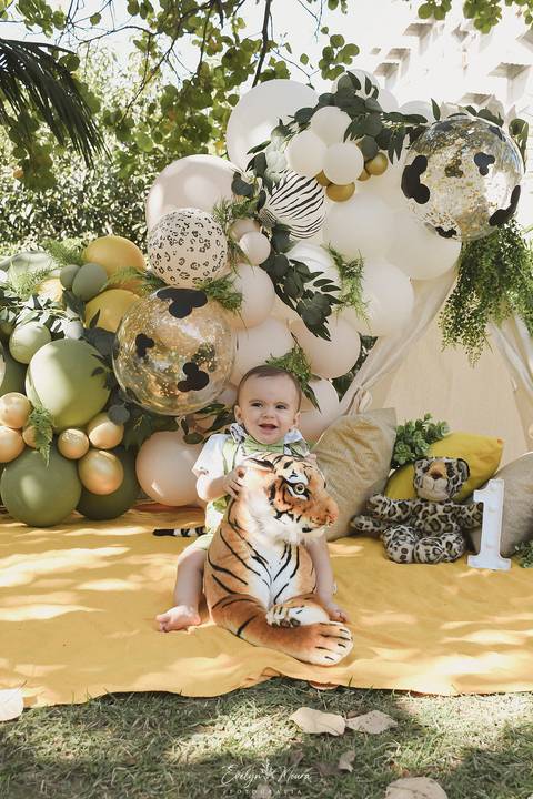 Ensaio de Acompanhamento de bebê. Evelyn Moura Fotografia. Fotógrafa em Niterói, Rio de Janeiro. Newborn. Festa infantil - Smash the cake - Smash the fruit - bebê - ensaio de 1 ano - viral - disney - festa de aniversário - mikey realeza - mikey safari'