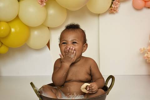 Ensaio de Acompanhamento de bebê. Evelyn Moura Fotografia. Fotógrafa em Niterói, Rio de Janeiro. Newborn. Festa infantil - Smash the cake - Smash the fruit - bebê - ensaio de 1 ano - viral - disney - festa de aniversário - bahoo - ensaio bahoo - mikey '