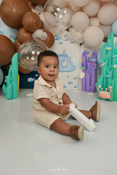 Ensaio de Acompanhamento de bebê. Evelyn Moura Fotografia. Fotógrafa em Niterói, Rio de Janeiro. Newborn. Festa infantil - Smash the cake - Smash the fruit - bebê - ensaio de 1 ano - viral - fundo do mar - festa de aniversário'