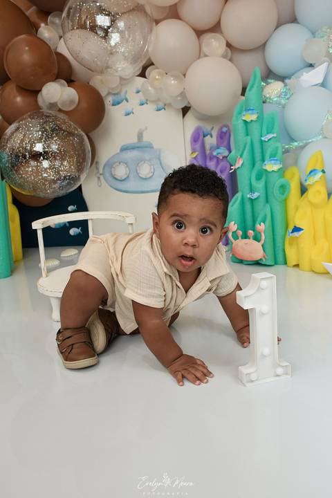Ensaio de Acompanhamento de bebê. Evelyn Moura Fotografia. Fotógrafa em Niterói, Rio de Janeiro. Newborn. Festa infantil - Smash the cake - Smash the fruit - bebê - ensaio de 1 ano - viral - fundo do mar - festa de aniversário'