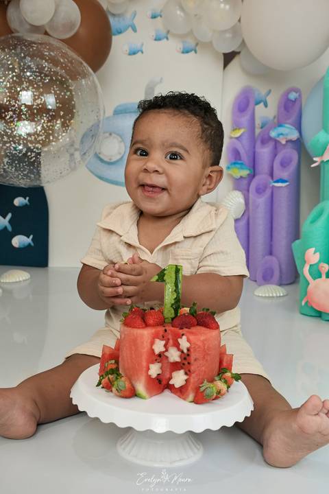 Ensaio de Acompanhamento de bebê. Evelyn Moura Fotografia. Fotógrafa em Niterói, Rio de Janeiro. Newborn. Festa infantil - Smash the cake - Smash the fruit - bebê - ensaio de 1 ano - viral - fundo do mar - festa de aniversário'