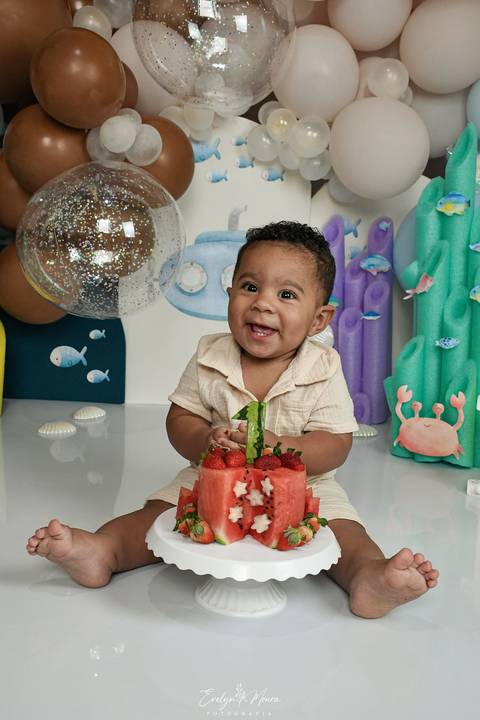 Ensaio de Acompanhamento de bebê. Evelyn Moura Fotografia. Fotógrafa em Niterói, Rio de Janeiro. Newborn. Festa infantil - Smash the cake - Smash the fruit - bebê - ensaio de 1 ano - viral - fundo do mar - festa de aniversário'
