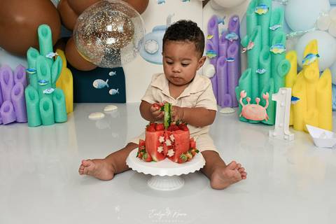 Ensaio de Acompanhamento de bebê. Evelyn Moura Fotografia. Fotógrafa em Niterói, Rio de Janeiro. Newborn. Festa infantil - Smash the cake - Smash the fruit - bebê - ensaio de 1 ano - viral - fundo do mar - festa de aniversário'