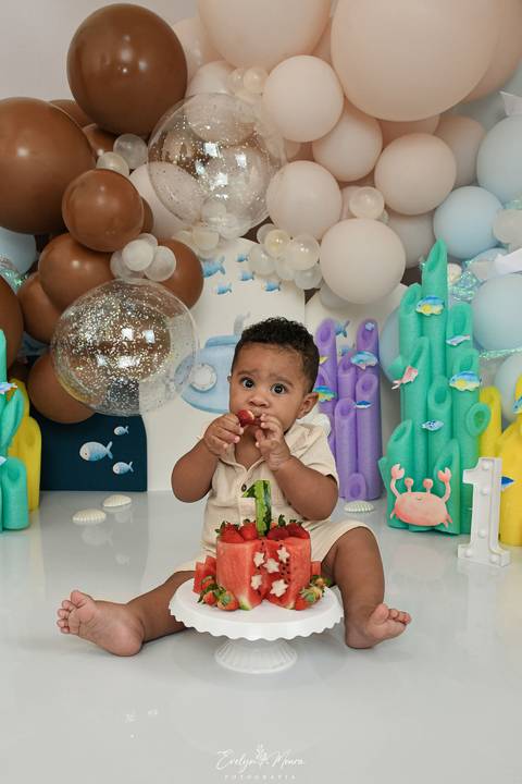 Ensaio de Acompanhamento de bebê. Evelyn Moura Fotografia. Fotógrafa em Niterói, Rio de Janeiro. Newborn. Festa infantil - Smash the cake - Smash the fruit - bebê - ensaio de 1 ano - viral - fundo do mar - festa de aniversário'