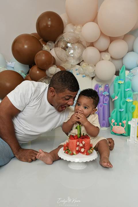 Ensaio de Acompanhamento de bebê. Evelyn Moura Fotografia. Fotógrafa em Niterói, Rio de Janeiro. Newborn. Festa infantil - Smash the cake - Smash the fruit - bebê - ensaio de 1 ano - viral - fundo do mar - festa de aniversário'