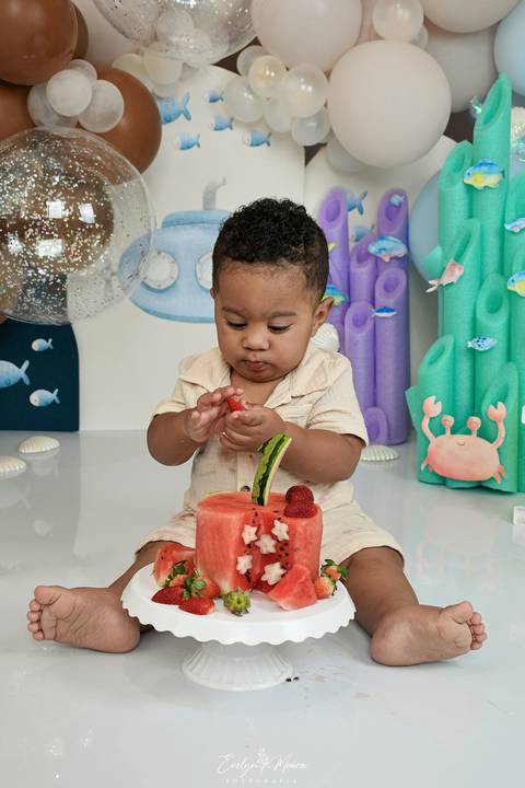 Ensaio de Acompanhamento de bebê. Evelyn Moura Fotografia. Fotógrafa em Niterói, Rio de Janeiro. Newborn. Festa infantil - Smash the cake - Smash the fruit - bebê - ensaio de 1 ano - viral - fundo do mar - festa de aniversário'