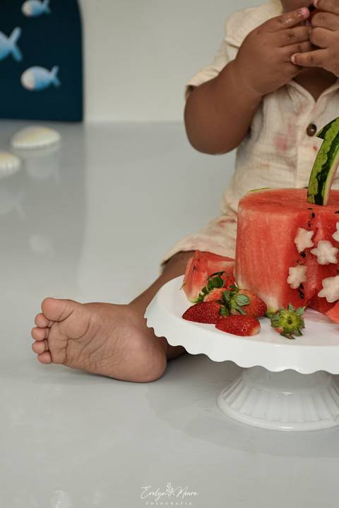 Ensaio de Acompanhamento de bebê. Evelyn Moura Fotografia. Fotógrafa em Niterói, Rio de Janeiro. Newborn. Festa infantil - Smash the cake - Smash the fruit - bebê - ensaio de 1 ano - viral - fundo do mar - festa de aniversário'