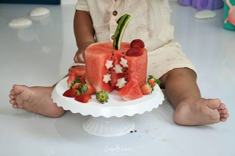 Ensaio de Acompanhamento de bebê. Evelyn Moura Fotografia. Fotógrafa em Niterói, Rio de Janeiro. Newborn. Festa infantil - Smash the cake - Smash the fruit - bebê - ensaio de 1 ano - viral - fundo do mar - festa de aniversário'