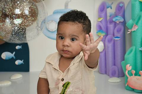 Ensaio de Acompanhamento de bebê. Evelyn Moura Fotografia. Fotógrafa em Niterói, Rio de Janeiro. Newborn. Festa infantil - Smash the cake - Smash the fruit - bebê - ensaio de 1 ano - viral - fundo do mar - festa de aniversário'