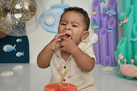 Ensaio de Acompanhamento de bebê. Evelyn Moura Fotografia. Fotógrafa em Niterói, Rio de Janeiro. Newborn. Festa infantil - Smash the cake - Smash the fruit - bebê - ensaio de 1 ano - viral - fundo do mar - festa de aniversário'