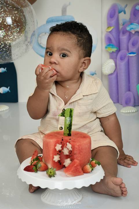 Ensaio de Acompanhamento de bebê. Evelyn Moura Fotografia. Fotógrafa em Niterói, Rio de Janeiro. Newborn. Festa infantil - Smash the cake - Smash the fruit - bebê - ensaio de 1 ano - viral - fundo do mar - festa de aniversário'