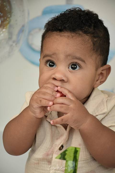 Ensaio de Acompanhamento de bebê. Evelyn Moura Fotografia. Fotógrafa em Niterói, Rio de Janeiro. Newborn. Festa infantil - Smash the cake - Smash the fruit - bebê - ensaio de 1 ano - viral - fundo do mar - festa de aniversário'