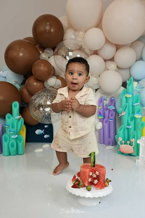 Ensaio de Acompanhamento de bebê. Evelyn Moura Fotografia. Fotógrafa em Niterói, Rio de Janeiro. Newborn. Festa infantil - Smash the cake - Smash the fruit - bebê - ensaio de 1 ano - viral - fundo do mar - festa de aniversário'