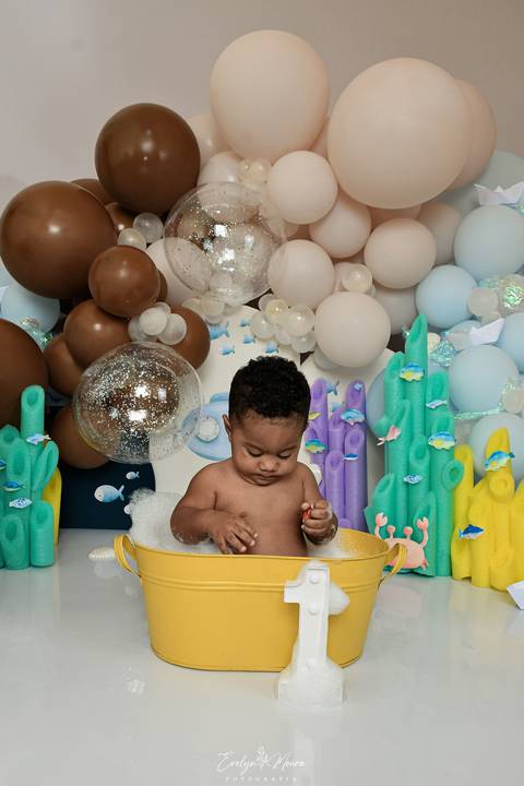 Ensaio de Acompanhamento de bebê. Evelyn Moura Fotografia. Fotógrafa em Niterói, Rio de Janeiro. Newborn. Festa infantil - Smash the cake - Smash the fruit - bebê - ensaio de 1 ano - viral - fundo do mar - festa de aniversário'