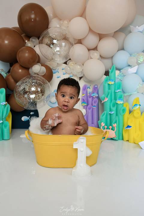 Ensaio de Acompanhamento de bebê. Evelyn Moura Fotografia. Fotógrafa em Niterói, Rio de Janeiro. Newborn. Festa infantil - Smash the cake - Smash the fruit - bebê - ensaio de 1 ano - viral - fundo do mar - festa de aniversário'