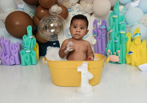 Ensaio de Acompanhamento de bebê. Evelyn Moura Fotografia. Fotógrafa em Niterói, Rio de Janeiro. Newborn. Festa infantil - Smash the cake - Smash the fruit - bebê - ensaio de 1 ano - viral - fundo do mar - festa de aniversário'