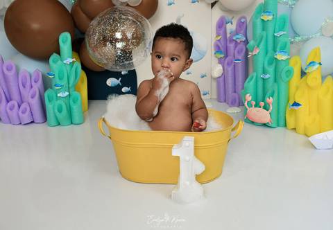 Ensaio de Acompanhamento de bebê. Evelyn Moura Fotografia. Fotógrafa em Niterói, Rio de Janeiro. Newborn. Festa infantil - Smash the cake - Smash the fruit - bebê - ensaio de 1 ano - viral - fundo do mar - festa de aniversário'