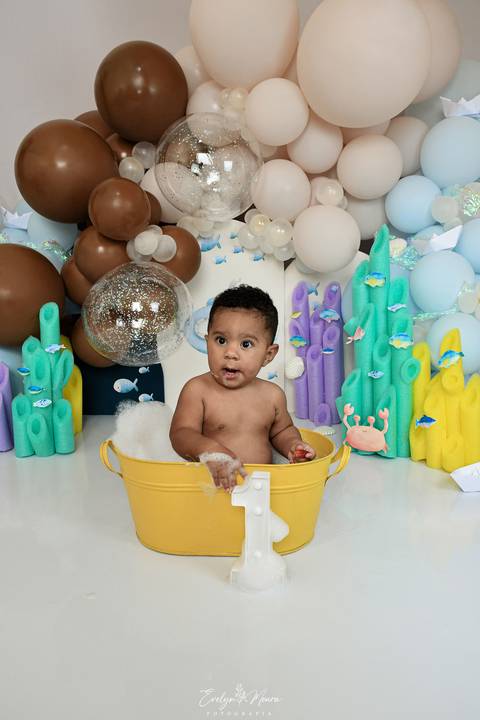 Ensaio de Acompanhamento de bebê. Evelyn Moura Fotografia. Fotógrafa em Niterói, Rio de Janeiro. Newborn. Festa infantil - Smash the cake - Smash the fruit - bebê - ensaio de 1 ano - viral - fundo do mar - festa de aniversário'