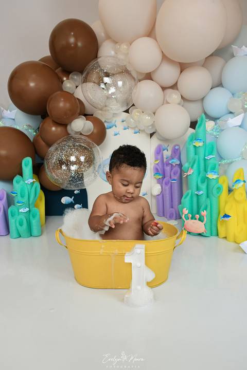Ensaio de Acompanhamento de bebê. Evelyn Moura Fotografia. Fotógrafa em Niterói, Rio de Janeiro. Newborn. Festa infantil - Smash the cake - Smash the fruit - bebê - ensaio de 1 ano - viral - fundo do mar - festa de aniversário'