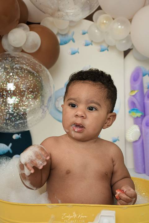 Ensaio de Acompanhamento de bebê. Evelyn Moura Fotografia. Fotógrafa em Niterói, Rio de Janeiro. Newborn. Festa infantil - Smash the cake - Smash the fruit - bebê - ensaio de 1 ano - viral - fundo do mar - festa de aniversário'
