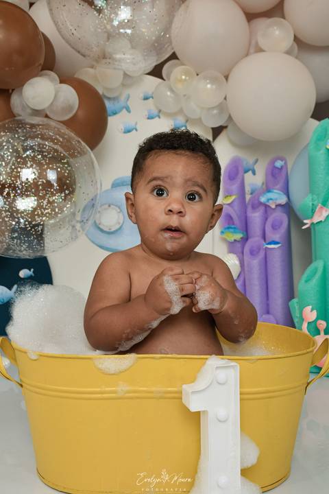 Ensaio de Acompanhamento de bebê. Evelyn Moura Fotografia. Fotógrafa em Niterói, Rio de Janeiro. Newborn. Festa infantil - Smash the cake - Smash the fruit - bebê - ensaio de 1 ano - viral - fundo do mar - festa de aniversário'