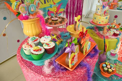 Festa Infantil - Evelyn Moura Fotografia - Fotografia em Niterói, Rio de Janeiro - casa de festa - decoração - decoração de festa - festa colorida- docinhos - bolo - criança - crianças - festa linda - tema aladdin - disney  - casa de festa '