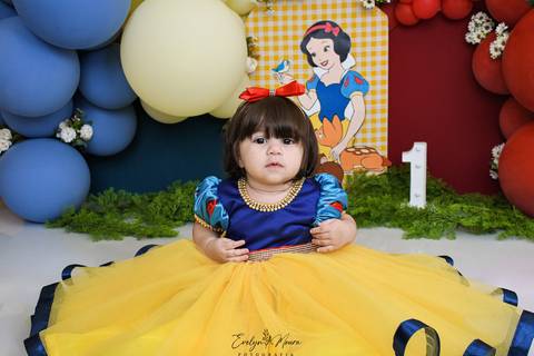 Ensaio de Acompanhamento de bebê. Evelyn Moura Fotografia. Fotógrafa em Niterói, Rio de Janeiro. Newborn. Festa infantil - Smash the cake - Smash the fruit - bebê - ensaio de 1 ano - viral - disney - festa de aniversário - branca de neve '