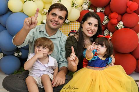 Ensaio de Acompanhamento de bebê. Evelyn Moura Fotografia. Fotógrafa em Niterói, Rio de Janeiro. Newborn. Festa infantil - Smash the cake - Smash the fruit - bebê - ensaio de 1 ano - viral - disney - festa de aniversário - branca de neve '