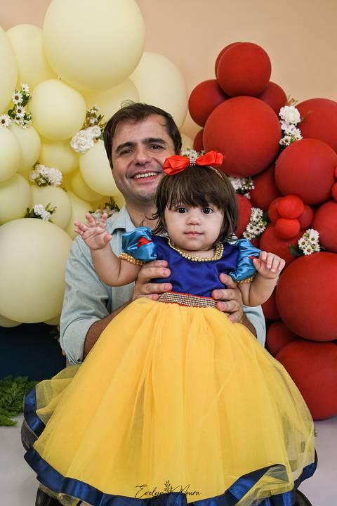 Ensaio de Acompanhamento de bebê. Evelyn Moura Fotografia. Fotógrafa em Niterói, Rio de Janeiro. Newborn. Festa infantil - Smash the cake - Smash the fruit - bebê - ensaio de 1 ano - viral - disney - festa de aniversário - branca de neve Ensaio de Acompan'