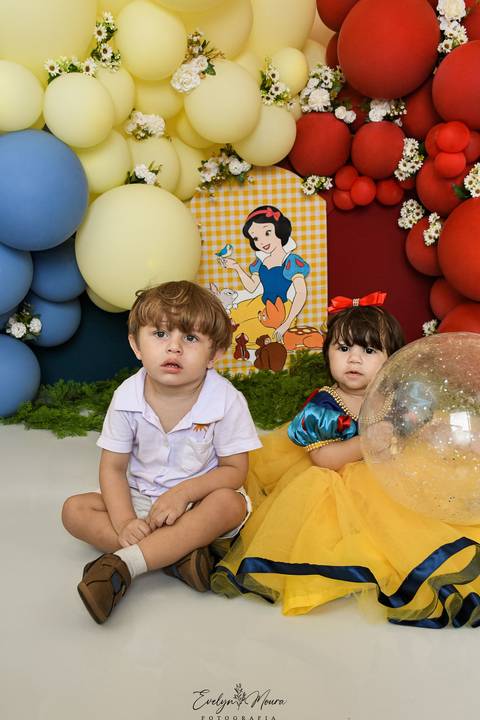 Ensaio de Acompanhamento de bebê. Evelyn Moura Fotografia. Fotógrafa em Niterói, Rio de Janeiro. Newborn. Festa infantil - Smash the cake - Smash the fruit - bebê - ensaio de 1 ano - viral - disney - festa de aniversário - branca de neve '