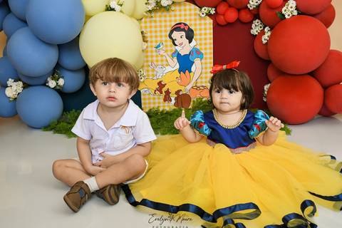 Ensaio de Acompanhamento de bebê. Evelyn Moura Fotografia. Fotógrafa em Niterói, Rio de Janeiro. Newborn. Festa infantil - Smash the cake - Smash the fruit - bebê - ensaio de 1 ano - viral - disney - festa de aniversário - branca de neve '