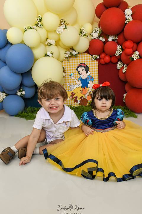 Ensaio de Acompanhamento de bebê. Evelyn Moura Fotografia. Fotógrafa em Niterói, Rio de Janeiro. Newborn. Festa infantil - Smash the cake - Smash the fruit - bebê - ensaio de 1 ano - viral - disney - festa de aniversário - branca de neve Ensaio de Acompan'