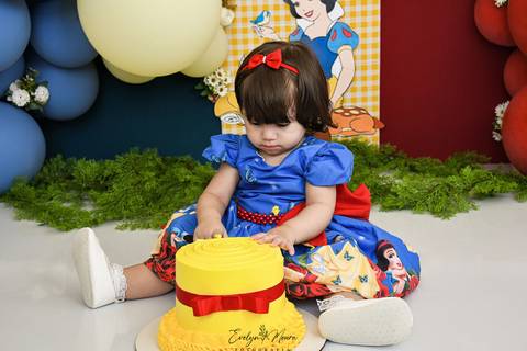 Ensaio de Acompanhamento de bebê. Evelyn Moura Fotografia. Fotógrafa em Niterói, Rio de Janeiro. Newborn. Festa infantil - Smash the cake - Smash the fruit - bebê - ensaio de 1 ano - viral - disney - festa de aniversário - branca de neve '