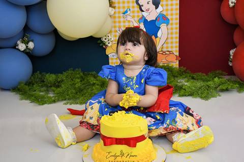 Ensaio de Acompanhamento de bebê. Evelyn Moura Fotografia. Fotógrafa em Niterói, Rio de Janeiro. Newborn. Festa infantil - Smash the cake - Smash the fruit - bebê - ensaio de 1 ano - viral - disney - festa de aniversário - branca de neve '