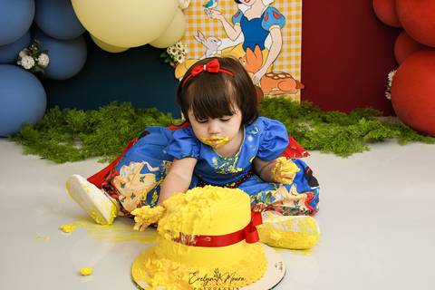 Ensaio de Acompanhamento de bebê. Evelyn Moura Fotografia. Fotógrafa em Niterói, Rio de Janeiro. Newborn. Festa infantil - Smash the cake - Smash the fruit - bebê - ensaio de 1 ano - viral - disney - festa de aniversário - branca de neve '