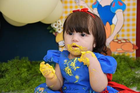 Ensaio de Acompanhamento de bebê. Evelyn Moura Fotografia. Fotógrafa em Niterói, Rio de Janeiro. Newborn. Festa infantil - Smash the cake - Smash the fruit - bebê - ensaio de 1 ano - viral - disney - festa de aniversário - branca de neve '