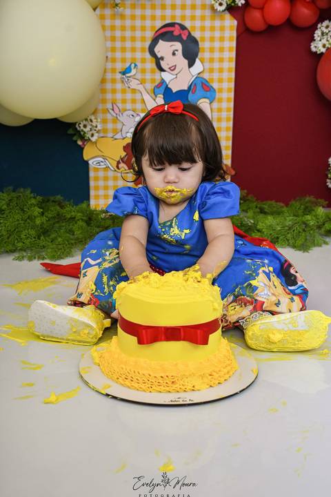 Ensaio de Acompanhamento de bebê. Evelyn Moura Fotografia. Fotógrafa em Niterói, Rio de Janeiro. Newborn. Festa infantil - Smash the cake - Smash the fruit - bebê - ensaio de 1 ano - viral - disney - festa de aniversário - branca de neve '