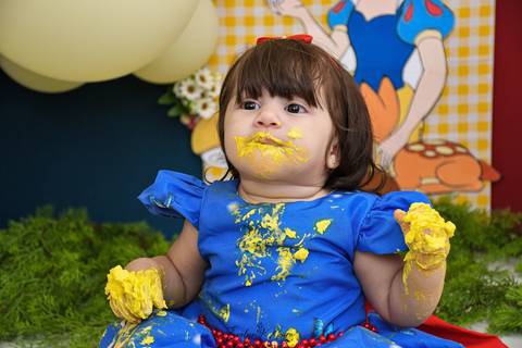 Ensaio de Acompanhamento de bebê. Evelyn Moura Fotografia. Fotógrafa em Niterói, Rio de Janeiro. Newborn. Festa infantil - Smash the cake - Smash the fruit - bebê - ensaio de 1 ano - viral - disney - festa de aniversário - branca de neve '