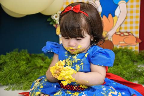 Ensaio de Acompanhamento de bebê. Evelyn Moura Fotografia. Fotógrafa em Niterói, Rio de Janeiro. Newborn. Festa infantil - Smash the cake - Smash the fruit - bebê - ensaio de 1 ano - viral - disney - festa de aniversário - branca de neve '