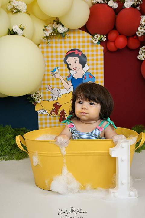 Ensaio de Acompanhamento de bebê. Evelyn Moura Fotografia. Fotógrafa em Niterói, Rio de Janeiro. Newborn. Festa infantil - Smash the cake - Smash the fruit - bebê - ensaio de 1 ano - viral - disney - festa de aniversário - branca de neve '