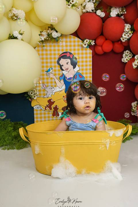 Ensaio de Acompanhamento de bebê. Evelyn Moura Fotografia. Fotógrafa em Niterói, Rio de Janeiro. Newborn. Festa infantil - Smash the cake - Smash the fruit - bebê - ensaio de 1 ano - viral - disney - festa de aniversário - branca de neve '