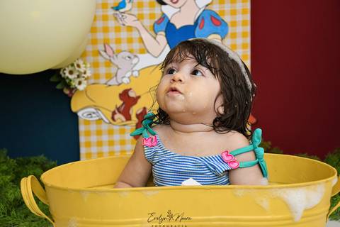 Ensaio de Acompanhamento de bebê. Evelyn Moura Fotografia. Fotógrafa em Niterói, Rio de Janeiro. Newborn. Festa infantil - Smash the cake - Smash the fruit - bebê - ensaio de 1 ano - viral - disney - festa de aniversário - branca de neve '