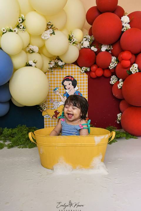 Ensaio de Acompanhamento de bebê. Evelyn Moura Fotografia. Fotógrafa em Niterói, Rio de Janeiro. Newborn. Festa infantil - Smash the cake - Smash the fruit - bebê - ensaio de 1 ano - viral - disney - festa de aniversário - branca de neve '