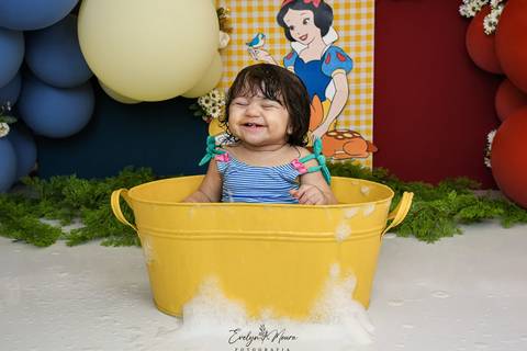 Ensaio de Acompanhamento de bebê. Evelyn Moura Fotografia. Fotógrafa em Niterói, Rio de Janeiro. Newborn. Festa infantil - Smash the cake - Smash the fruit - bebê - ensaio de 1 ano - viral - disney - festa de aniversário - branca de neve '