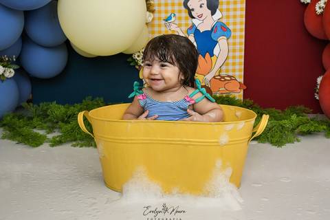 Ensaio de Acompanhamento de bebê. Evelyn Moura Fotografia. Fotógrafa em Niterói, Rio de Janeiro. Newborn. Festa infantil - Smash the cake - Smash the fruit - bebê - ensaio de 1 ano - viral - disney - festa de aniversário - branca de neve '