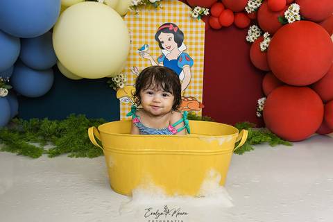 Ensaio de Acompanhamento de bebê. Evelyn Moura Fotografia. Fotógrafa em Niterói, Rio de Janeiro. Newborn. Festa infantil - Smash the cake - Smash the fruit - bebê - ensaio de 1 ano - viral - disney - festa de aniversário - branca de neve '