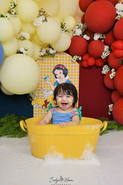 Ensaio de Acompanhamento de bebê. Evelyn Moura Fotografia. Fotógrafa em Niterói, Rio de Janeiro. Newborn. Festa infantil - Smash the cake - Smash the fruit - bebê - ensaio de 1 ano - viral - disney - festa de aniversário - branca de neve '